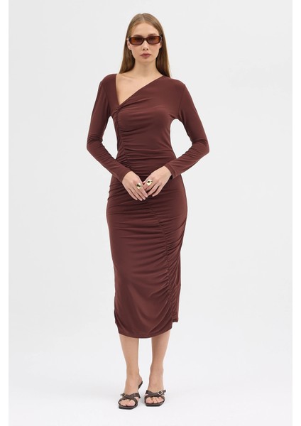 Kahverengi Asimetrik V Yaka Önü Büzgülü Elbise Gündüz Gece Şıklığı 25L8147