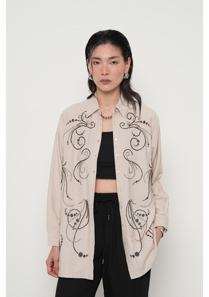 Kadın Önü Boncuk Işlemeli Oversize Kesim Düz Renk Gömlek