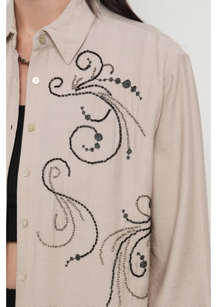 Kadın Önü Boncuk Işlemeli Oversize Kesim Düz Renk Gömlek modelleri