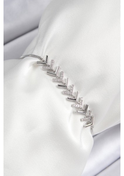 Pirinç Zirkon Taşlı Sıralı Ok Model Gümüş Renk Asansörlü Kadın Bileklik