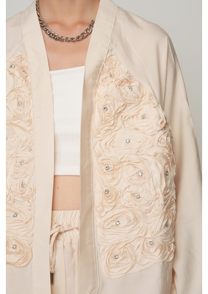 Kadın Önü Gül Işlemeli Düz Renk Kimono fırsatları