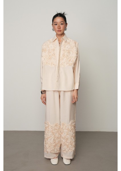 Kadın Önü Gül Işlemeli Düz Renk Gömlek fırsatları