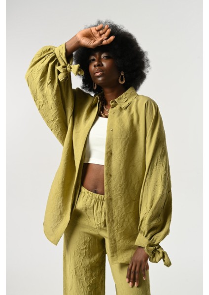 Kadın Kolları Bağlama Detaylı Kırışık Kumaş Düz Renk Oversize Gömlek