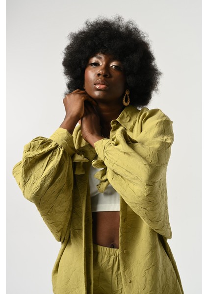 Kadın Kolları Bağlama Detaylı Kırışık Kumaş Düz Renk Oversize Gömlek fiyatları