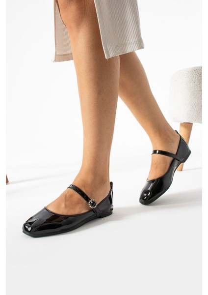 Kemerli Tokalı Kare Burun Kadın Babet