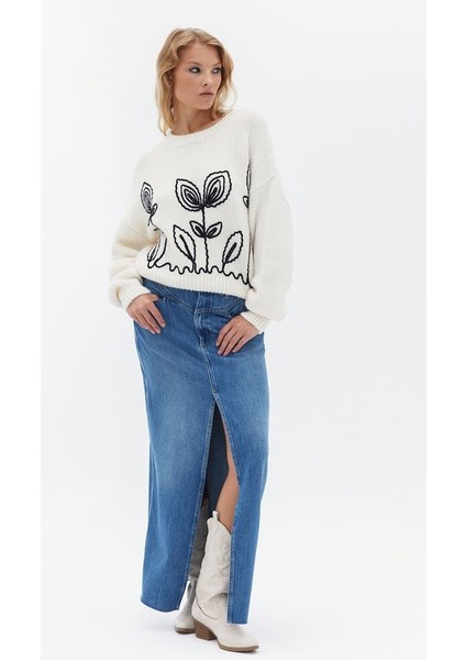 Bisiklet Yaka Çiçek Nakışlı Triko Kazak