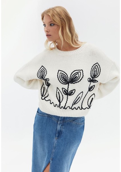 Bisiklet Yaka Çiçek Nakışlı Triko Kazak fiyatları