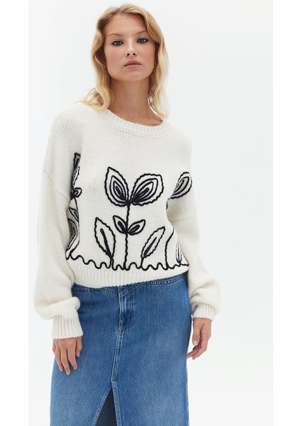 Bisiklet Yaka Çiçek Nakışlı Triko Kazak fırsatları