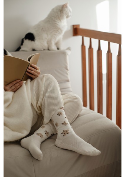 2'li Paket Bej ve Beyaz Tabanı Havlu Çiçek Desenli Dikişsiz Kadın Havlu Pamuklu Soket Çorap