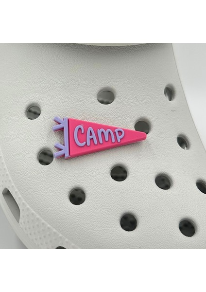 Terlik Süsü ve Aksesuarı , Çanta Süsü – Jibbitz 3D Camp Yazılı Üçgen Bayrak Görsel Logo Aksesuar