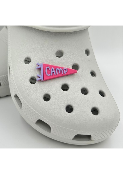 Terlik Süsü ve Aksesuarı , Çanta Süsü – Jibbitz 3D Camp Yazılı Üçgen Bayrak Görsel Logo Aksesuar fiyatları