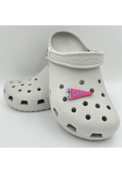 Terlik Süsü ve Aksesuarı , Çanta Süsü – Jibbitz 3D Camp Yazılı Üçgen Bayrak Görsel Logo Aksesuar modelleri