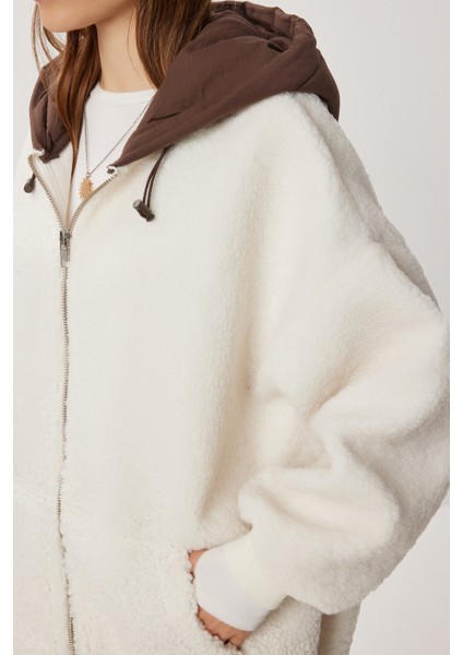 Oversize Kapüşonlu Kontrast Peluş Mont LFG0172 Ekru fırsatları