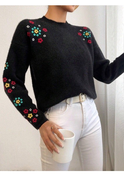 Kadın Renkli Çiçek Nakış Işlemeli Yuvarlak Yaka Yumuşak Dokulu Triko Kazak