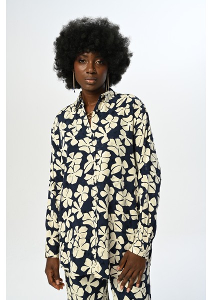 Kadın Çiçek Desenli Lacivert Oversize Kesim Gömlek