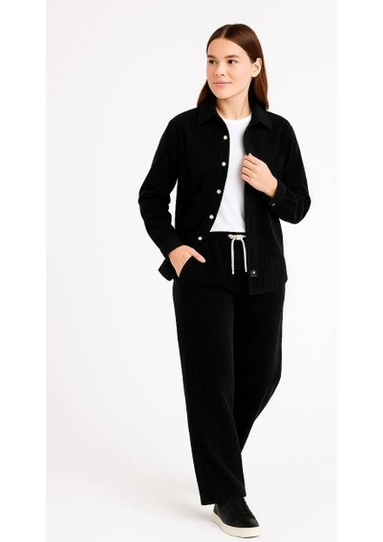 Kadın Kadife Oversize Takım – Gömlek ve Pantolon Ikili Set Füme Corduroy Şıklığı, Rahat ve Zarif Duruş Yumuşak Dokulu Kadife Kumaş, Düğmeli Gömlek Üst ve Lastikli Pantolon ile Gün Boyu Konfor- Siyah