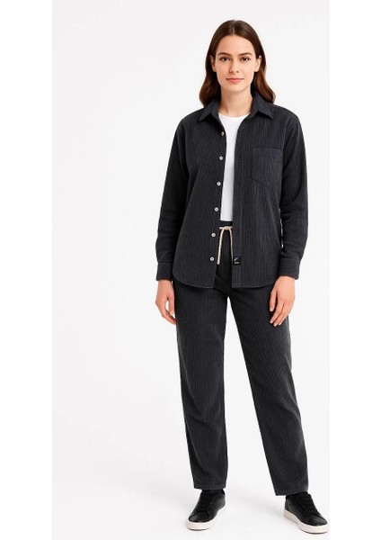 Kadın Kadife Oversize Takım – Gömlek ve Pantolon Ikili Set Füme Corduroy Şıklığı, Rahat ve Zarif Duruş Yumuşak Dokulu Kadife Kumaş, Düğmeli Gömlek Üst ve Lastikli Pantolon ile Gün Boyu Konfor- Siyah fiyatları