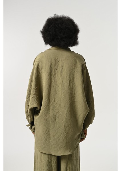 Kadın Kolları Bağlama Detaylı Kırışık Kumaş Düz Renk Oversize Gömlek indirimleri