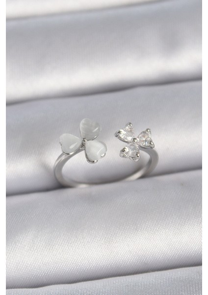 Pirinç Gümüş Renk Ayarlanabilir Zirkon Taşlı Beyaz Mineli Kalp Model Kadın Yüzük