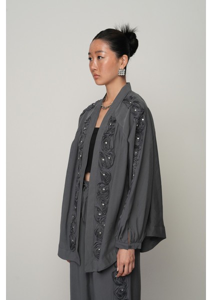 Kadın Şerit Gül ve Taş Detaylı Düz Oversize Kimono fiyatları
