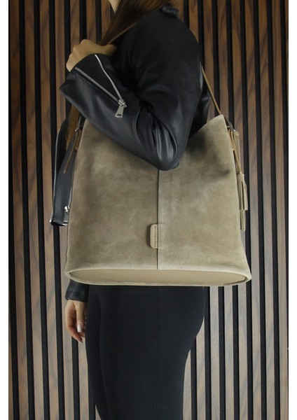 Kum Hakiki Dana Süet Püsküllü Manyetik Kapaklı Büyük Boy Günlük Omuz Çantası ve El Çantası modelleri