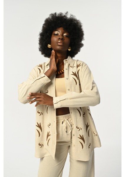 Kadın Önü Kahverengi Nakış Işlemeli Natur Renk Gömlek