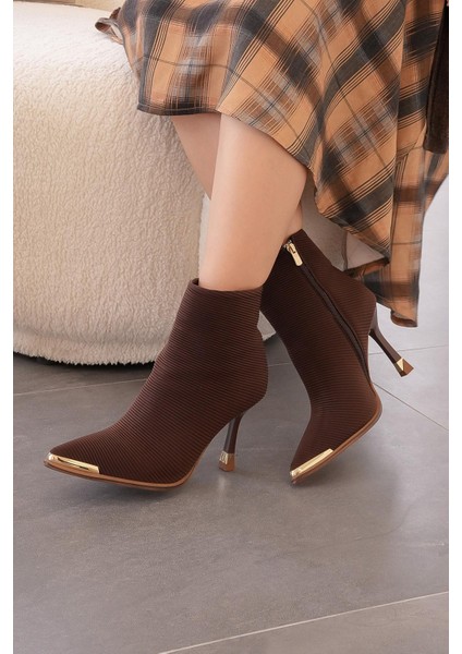 Vita Ön Metal Detaylı Streç Topuklu Kadın Bot Kahve