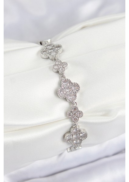 Pirinç Zirkon Taşlı Yonca Model Gümüş Renk Vıp Seri Kadın Bileklik