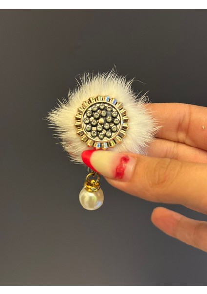 Inci ve Zirkon Işleme Tüğlü Beyaz Kadın Broş Yaka Iğnesi 3x3 cm fiyatları