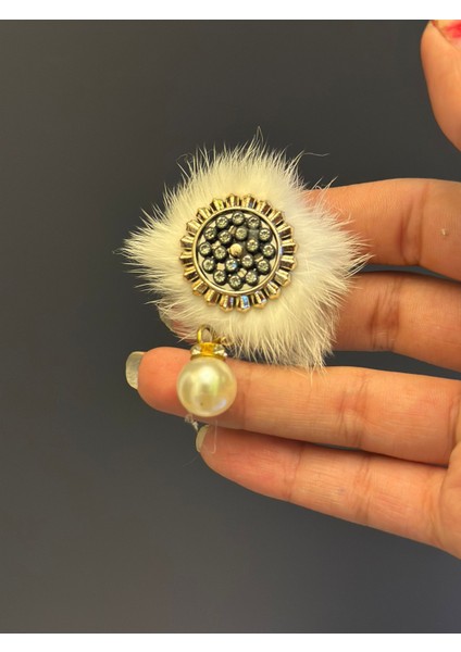 Inci ve Zirkon Işleme Tüğlü Beyaz Kadın Broş Yaka Iğnesi 3x3 cm fırsatları