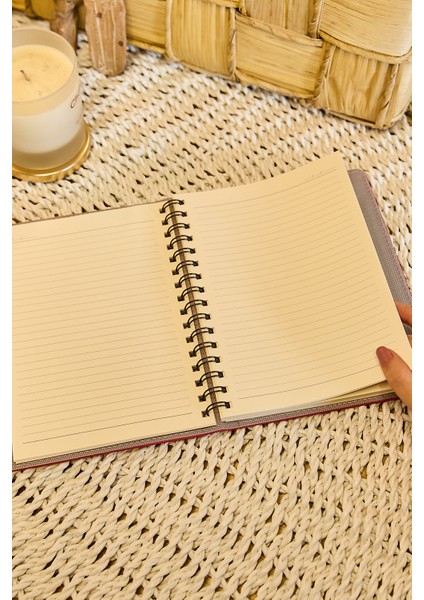 Kişiye Özel Kırmızı Lastikli Vegan Deri Gizli Spiralli 240 Sayfa Çizgili Not Defteri fiyatları