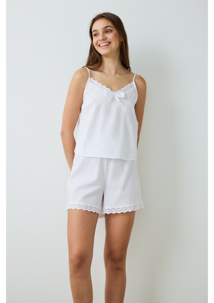 Optik Beyaz Alia Dantelli V Yaka Pamuklu Ayarlanabilir Askılı Şortlu Pijama Takımı