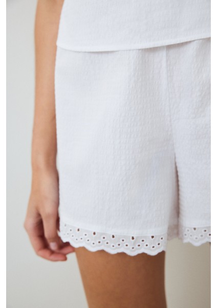 Optik Beyaz Alia Dantelli V Yaka Pamuklu Ayarlanabilir Askılı Şortlu Pijama Takımı