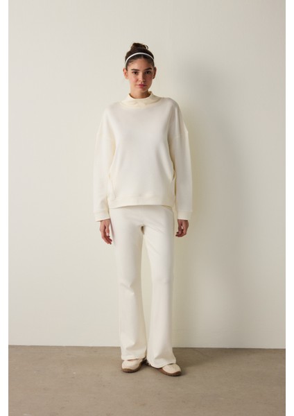Beyaz Dökümlü Boğazlı Sweatshirt