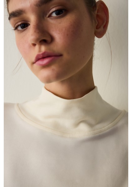 Beyaz Dökümlü Boğazlı Sweatshirt