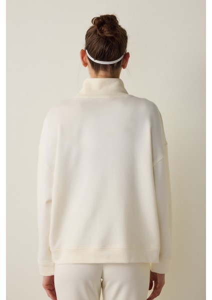 Beyaz Dökümlü Boğazlı Sweatshirt