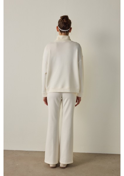 Beyaz Dökümlü Boğazlı Sweatshirt