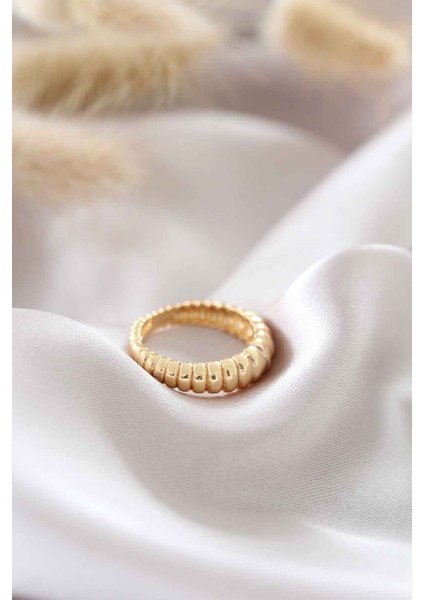 bulurum altın renk ayarlamalı burgu kadın yüzük