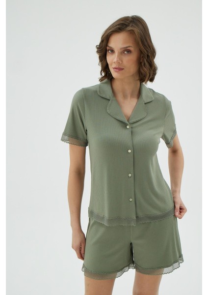 Kadın Yeşil Renk Dantel Detaylı Önden Düğmeli Kısa Kollu Şortlu Pijama Takımı C5T1N171