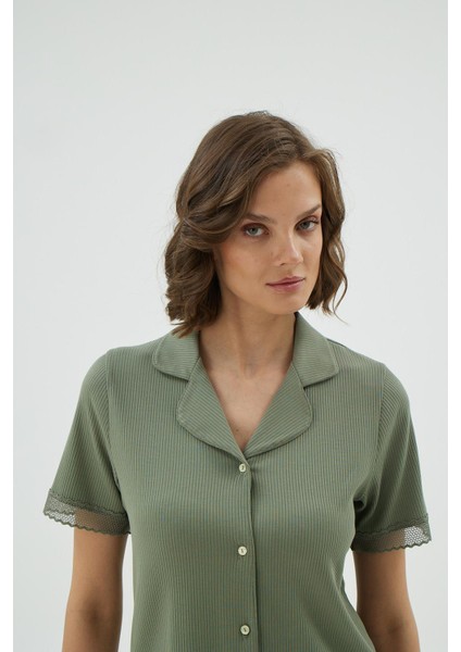 Kadın Yeşil Renk Dantel Detaylı Önden Düğmeli Kısa Kollu Şortlu Pijama Takımı C5T1N171 fırsatları