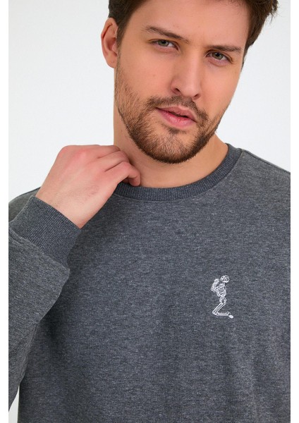 Erkek 3 İplik Pamuklu Regular Fit Nakışlı Bisiklet Yaka Basic Sweatshirt