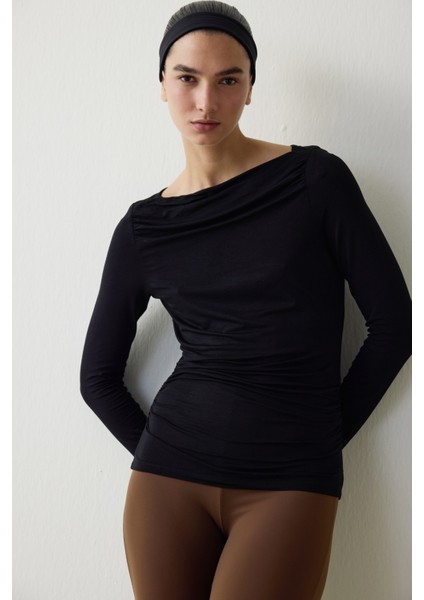 Siyah Kayık Yaka Uzun Kollu Üst