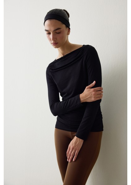 Siyah Kayık Yaka Uzun Kollu Üst