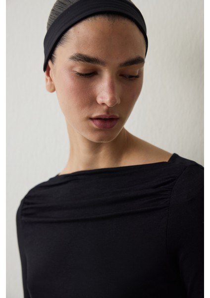 Siyah Kayık Yaka Uzun Kollu Üst