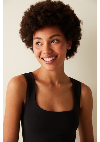 Kare Yaka Askılı Siyah Bluz