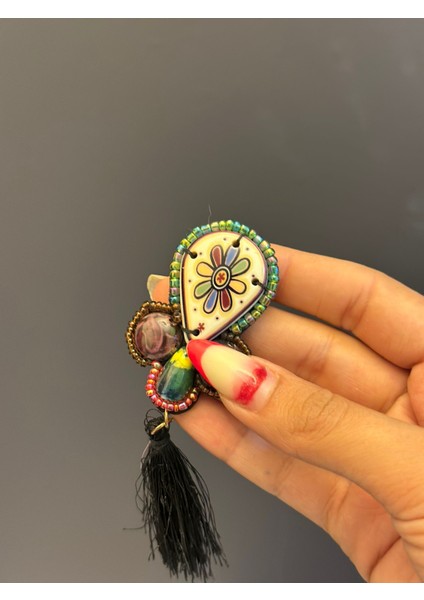 Etnik Püsküllü Kadın Broş Yaka Iğnesi 5x3 cm fiyatları