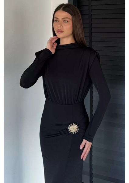 Kadın Omuz Vatkalı Büzgülü Aksesuarlı Elbise P-00018999