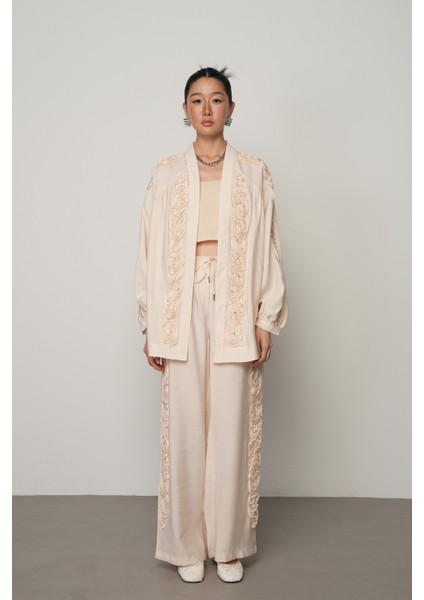 Kadın Şerit Gül ve Taş Detaylı Düz Oversize Kimono fırsatları