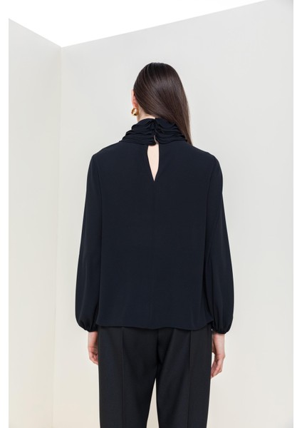 Yaka Detay Dökümlü Bluz 26W10820