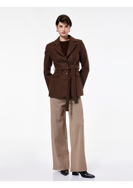 Uzun Kollu Cepli Kemer Detaylı Kruvaze Düğmeli Kısa Kaşe Mont